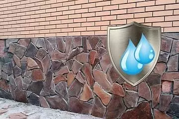 По камню и кирпичу 